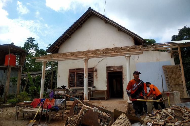 Warga, relawan dan aparat militer dan kepolisian melakukan pembersihan dan perbaikan rumah dan bangunan yang rusak akibat ledakan di Dusun Sadeng, Desa Karangbendo, Kecamatan Ponggok, Kabupaten Blitar, Rabu (22/2/2023)