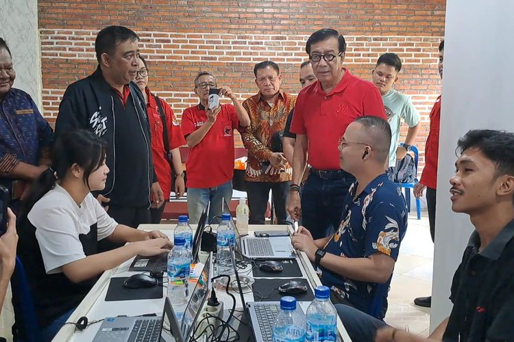 Ketua DPP PDIP Bidang Hukum, HAM dan Perundang-undangan Yasonna Laoly saat mendatangi Kamar Hitung Badan Saksi Pemilu Nasional (BSPN) PDIP Medan, Kamis (22/2/2024).