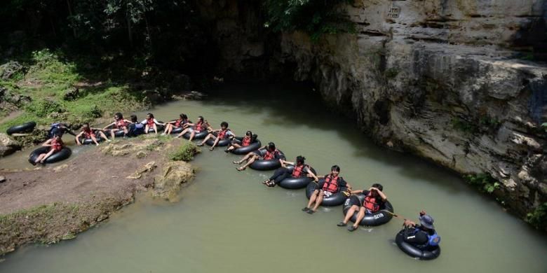 Wisatawan bersiap memasuki mulut obyek wisata Gua Pindul di Desa Bejiharjo, Karangmojo, Gunung Kidul, DI Yogyakarta, yang beberapa saat sebelumnya ditutup oleh pihak pemilik lahan di atas gua tersebut, Kamis (7/3/2013). Konflik antara pihak pemilik lahan dengan sejumlah kelompok pengelola obyek wisata tersebut terus berlangsung meski terus dikunjungi wisatawan. 
