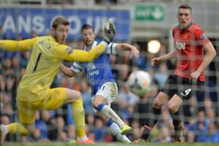 Pemain Everton, Kevin Mirallas, mencetak gol ke gawang Manchester United dalam lanjutan Premier League, Minggu (21/4/2014). 