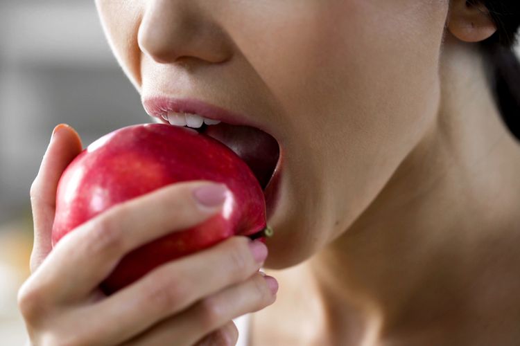 Ilustrasi apel, buah ini termasuk salah satu makanan penunda lapar yang bikin awet kenyang