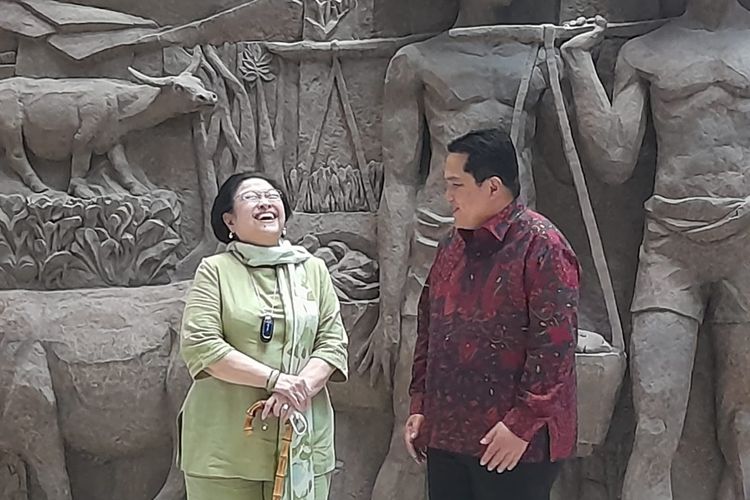 Ketua Umum PDI-P Megawati Soekarnoputri didampingi oleh Menteri BUMN Erick Thohir di Sarinah, Jakarta Pusat, Senin (13/6/2022).