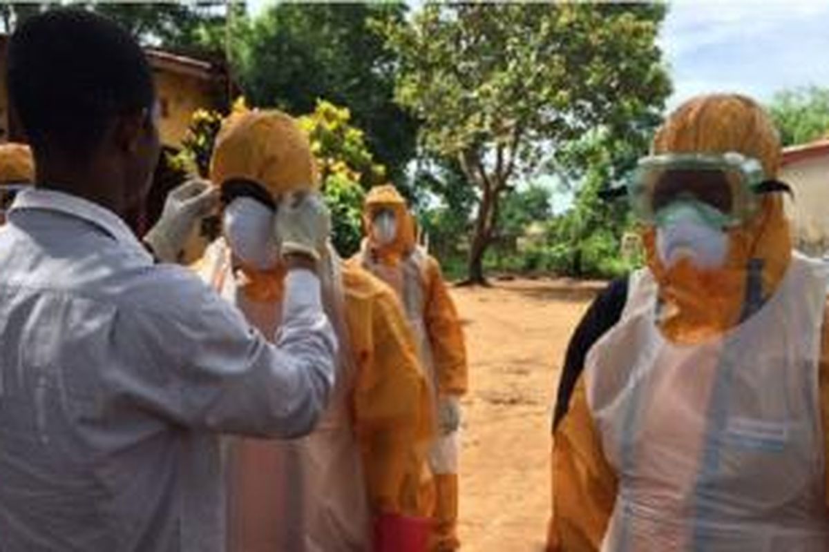 Tim pengubur jenazah di Sierra Leone mendapat ancaman dan kadang kekerasan. 