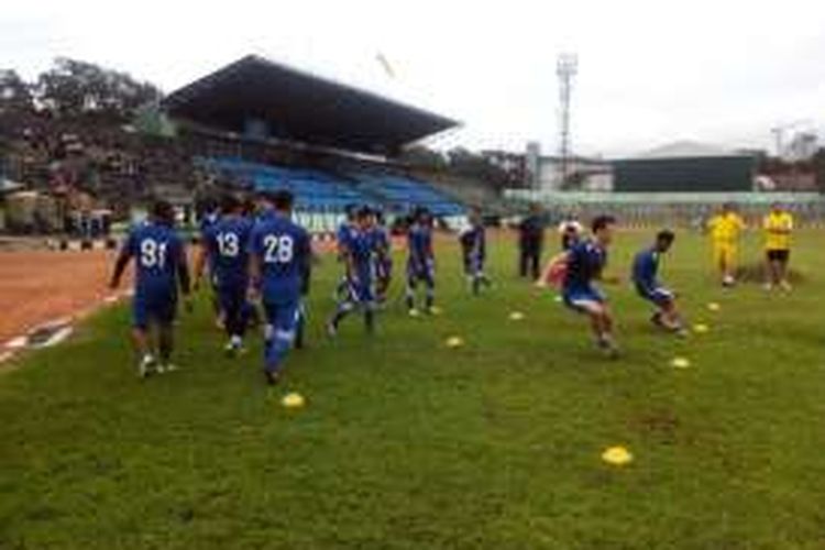 Pelatih Persib Dejan Antonic saat memimpin latihan Persib di Stadion Siliwangi, Jalan Lombok Kota Bandung, Jum'at (12/2/2016).