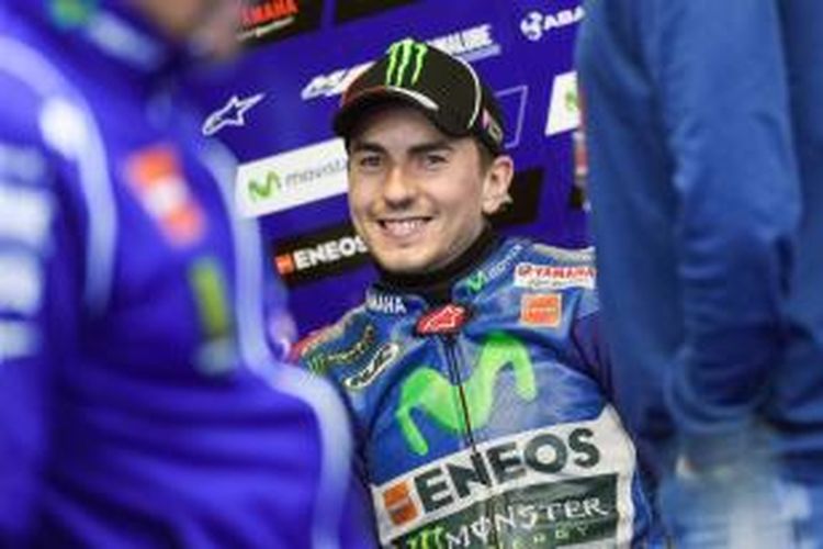 Pebalap Movistar Yamaha asal Spanyol, Jorge Lorenzo, tertawa saat menunggu di paddock pada sesi latihan bebas kedua GP Perancis di Sirkuit Le Mans, Jumat (15/5/2015).