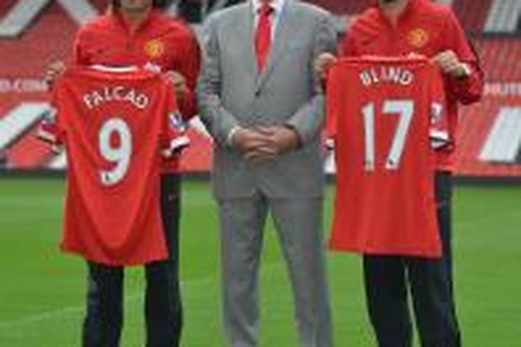 Pelatih Manchester United Louis van Gaal (tengah) berfoto dengan dua pemain barunya, Radamel Falcao dan Daley Bind, di Old Trafford, pada 11 September 2014. 