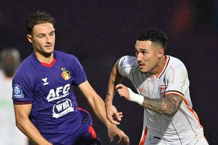 Pemain Persik Kediri Jose Rodriguez mennjaga pemain Borneo FC Juan Villa saat laga pekan ke-30 Super League 2025-2026 yang berakhir dengan skor 0-1 di Stadion Brawijaya Kediri, Jawa Timur, Rabu (29/4/2026) sore.