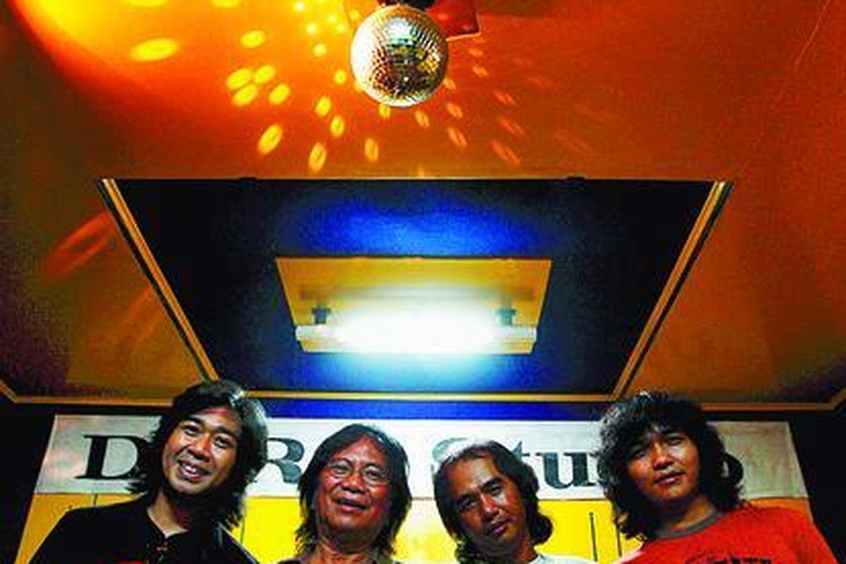 Koes Plus Pembaruan, dari kiri ke kanan, Sonny, Yon Koeswoyo, Seno, dan Danang.