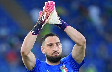Penjaga gawang Italia Gianluigi Donnarumma menyapa para penggemar menjelang pertandingan sepak bola Grup A UEFA EURO 2020 antara Italia dan Swiss di Stadion Olimpiade di Roma pada 16 Juni 2021.