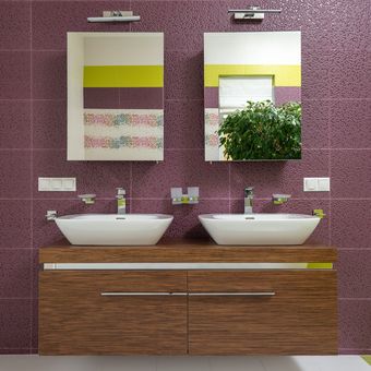 Ilustrasi kamar mandi dengan nuansa warna ungu. 