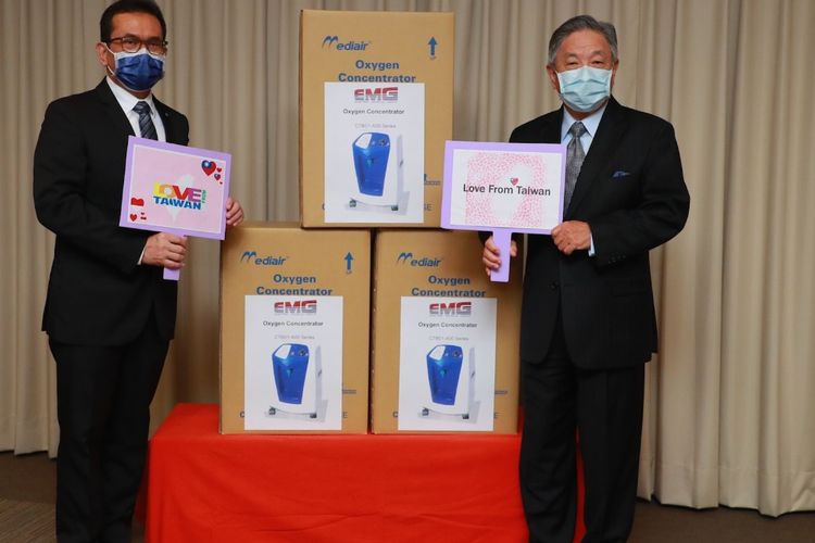 Wakil Menteri Luar Negeri Taiwan, Tien, Chung-kwang dan perwakilan Indonesia untuk Taiwan, Budi Santoso, berfoto bersama pada acara penyerahan mesin penghasil oksigen.