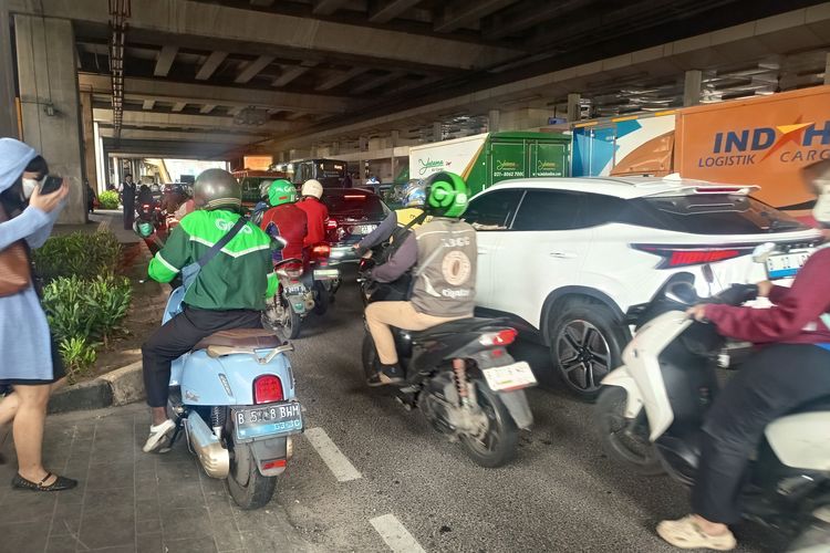 Pendapatan Tergerus Potongan Aplikasi, Ojol Bertahan dengan Kerja Sampingan