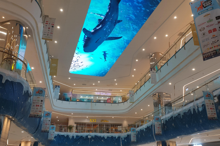 Penampakan LED videotron ikan berenang yang ada di atap Tentrem Mall Semarang