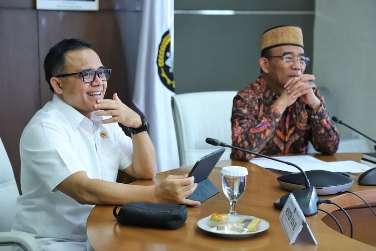 Menteri Pendayagunaan Aparatur Sipil Negara Reformasi Birokrasi (Menpan-RB) Abdullah Azwar Anas bertemu dengan Menteri Koordinator Bidang Pembangunan Manusia dan Kebudayaan (Menko PMK) Muhadjir Effendy di Jakarta, Senin (8/1/2024).
 
