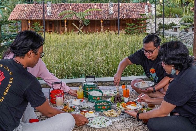 Ngopi di Sawah, Bogor menyajikan sejumlah menu kuliner Nusantara yang juga disajikan secara tradisional.