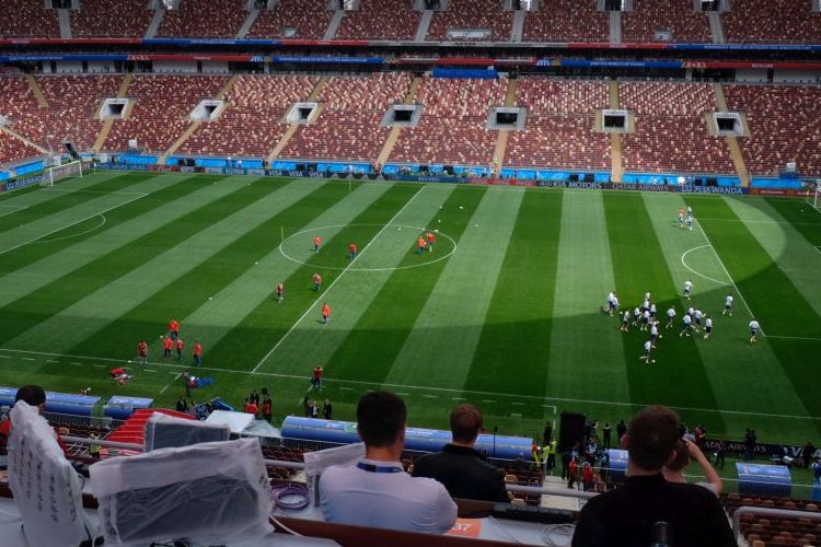 Pemandangan terbaru di Stadion Luzhniki, Moskwa saat timnas Rusia melakoni latihan terbuka jelang laga melawan Arab Saudi di Piala Dunia 2018, 12 Juni 2018. Berbeda dari desain lama, stadion tersebut kini tak lagi memiliki lintasan atletik. 