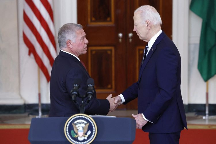 Presiden AS Joe Biden (kanan) menyambut Raja Yordania Abdullah II di Gedung Putih, Amerika Serikat, Senin (12/2/2024).