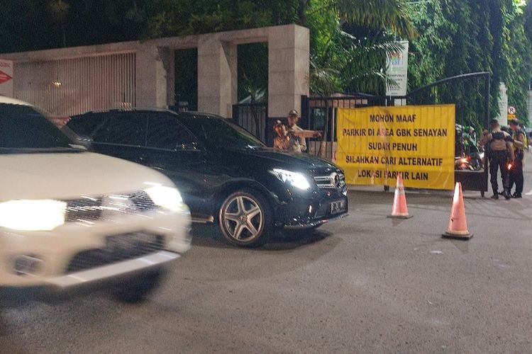 Sejumlah kantong parkir yang ada di kawasan Gelora Bung Karno (GBK), Senayan, Jakarta, diinformasikan telah penuh karena adanya berbagai acara pada Sabtu (25/2/2023) malam. 
