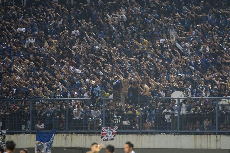 Suporter Persib Bandung memberi dukungan saat pertandingan Persib Bandung melawan Bali United FC pada Group C Piala Presiden 2022 di Stadion Gelora Bandung Lautan Api, Bandung, Jawa Barat, Minggu (12/6/2022). Persib bermain imbang 1-1 lawan Bali United FC. ANTARA FOTO/M Agung Rajasa/aww.