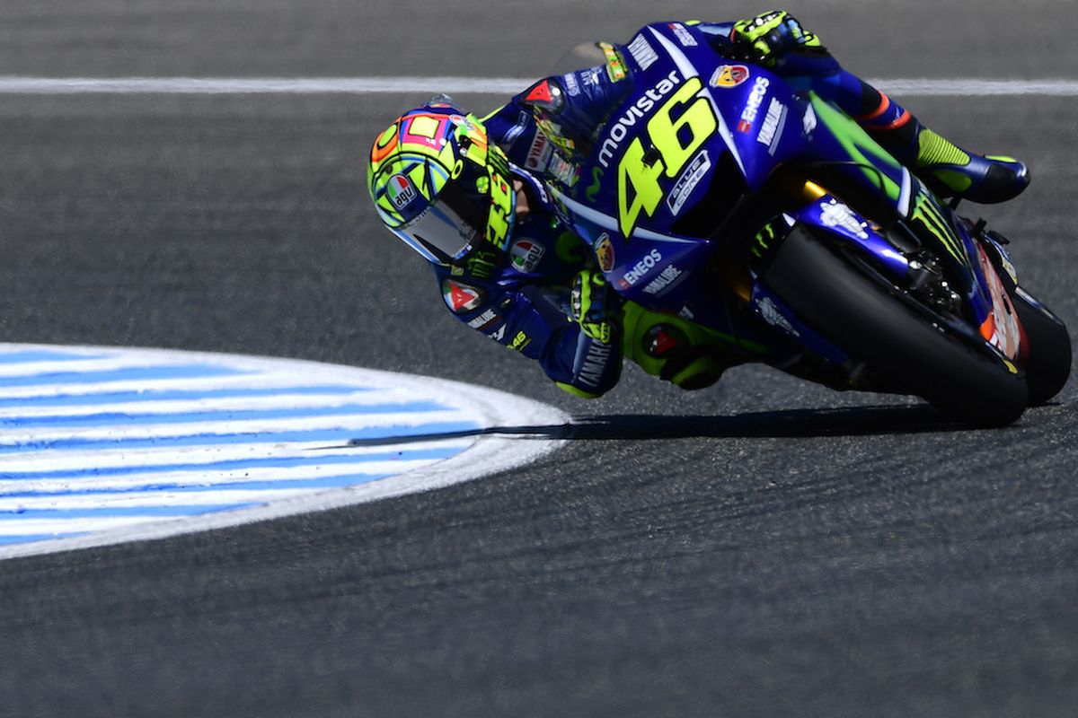 Pebalap Movistar Yamaha MotoGP asal Italia, Valentino Rossi, memacu motornya saat menjalani sesi latihan bebas keempat GP Spanyol di Sirkuit Jerez, Sabtu (6/5/2017).