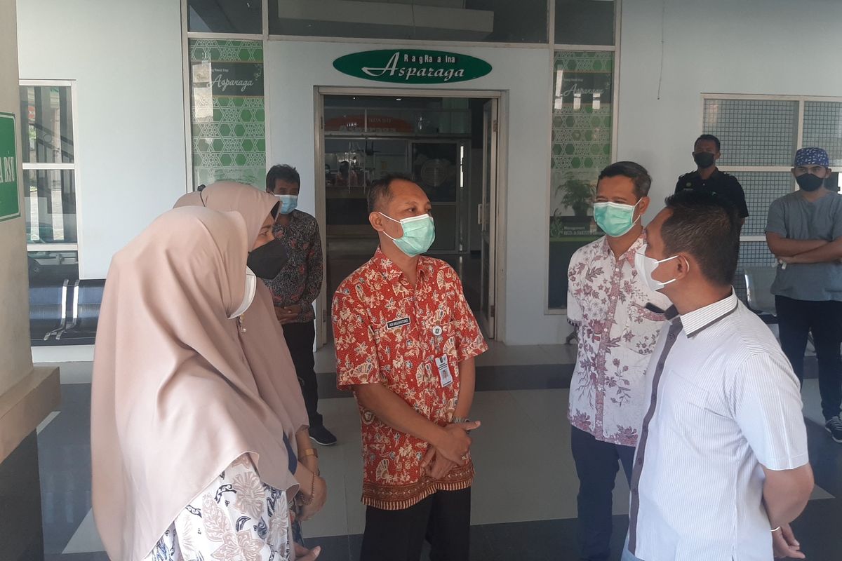 Bupati Lumajang Thoriqul Haq usai menjenguk bocah 6 tahun yang diduga penganiayaan orang tuanya