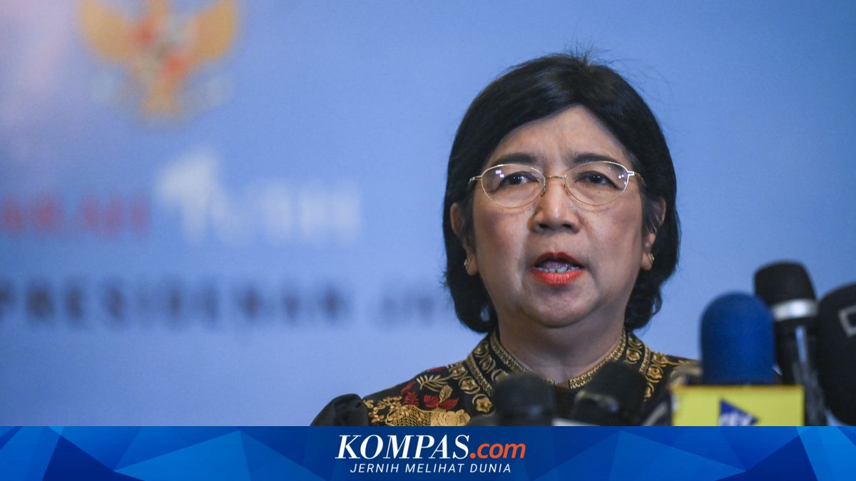 Destry Damayanti berdiri di depan gedung Bank Indonesia dengan pakaian resmi