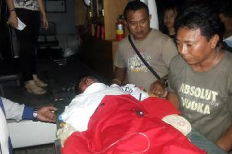 Salah satu korban kapal terbakar di Pulau Tagulandang dibawa ke Manado.