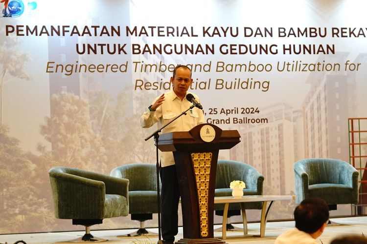 Direktur Jenderal Perumahan Kementerian PUPR Iwan Suprijanto saat membuka seminar bertemakan Pemanfaatan Material Kayu dan Bambu Rekayasa Untuk Bangunan Gedung dan Hunian di Jakarta, Kamis (25/4/2024).