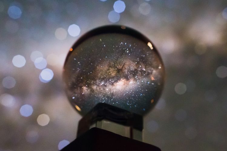 Bola kristal yang digunakan untuk memotret galaksi Bima Sakti.