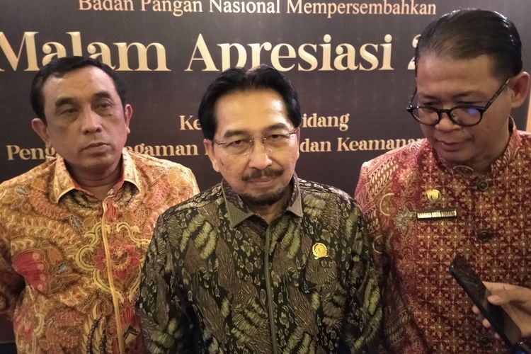Sekretaris Utama Badan Pangan Nasional (Bapanas) Sarwo Edhy (tengah) usai acara Pemberian Apresiasi Kedeputian Bidang Penganekaragaman Konsumsi dan Keamanan Pangan di Kota Bandung, Jawa Barat, Kamis (15/2/2024) malam.