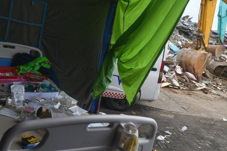 Seorang jurnalis melintas di sisa bangunan Rumah Sakit Mitra Manakarra yang roboh akibat gempa bumi magnitudo 6,2 di Mamuju, Sulawesi Barat, Sabtu (16/1/2021).