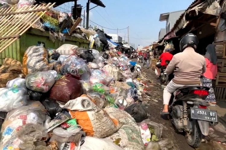 Viral Sampah Menumpuk dan Meluber di Pasar Minggu Palimanan Cirebon, DLH Terjunkan Tujuh Truk