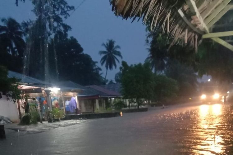 Banjir melanda sebagian daerah di Sumbar karena tingginya curah hujan sejak Senin (23/1). 
