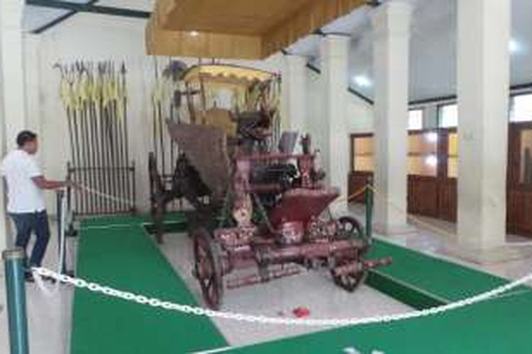 Pengunjung sedang melihat koleksi Museum Kereta Singa Barong yakni kereta kencana di museum yang terletak di dalam area Keraton Kasepuhan, Cirebon, Jawa Barat, Selasa (29/3/2016). Kereta Singa Barong dibuat oleh orang pribumi lokal pada tahun 1549.