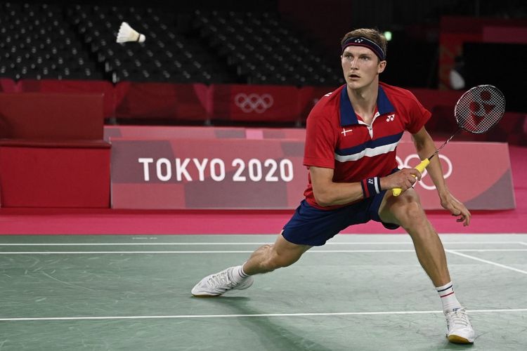 Viktor Axelsen (Denmark) saat berhadapan dengan Chen Long (China) pada final Olimpiade Tokyo 2020 di Musashino Forest Sport Plaza, Senin (2/8/2021) malam WIB.