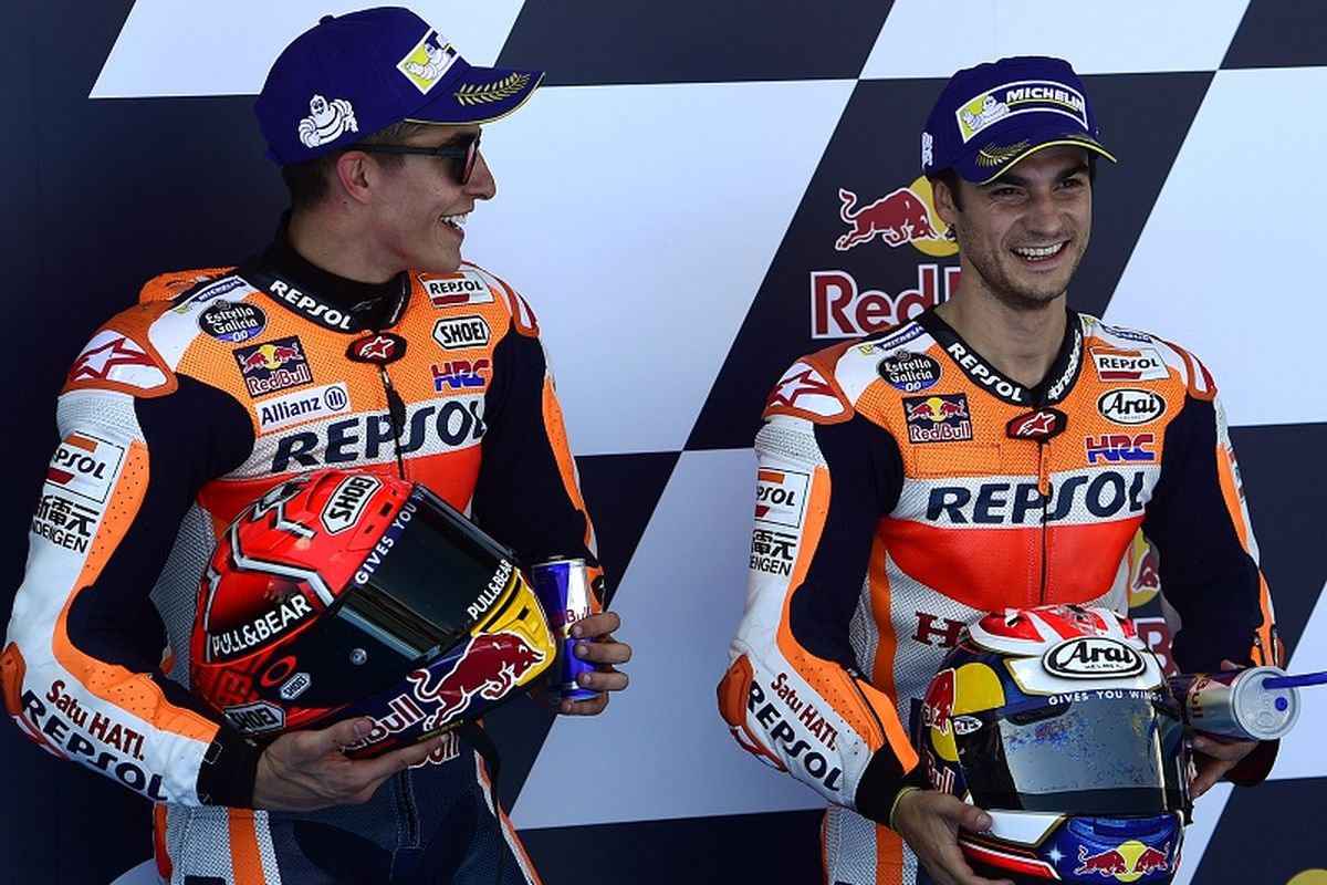 Dua pebalap Repsol Honda Team, Marc Marquez (kiri) dan Dani Pedrosa berpose di atas podium seusai balapan GP Spanyol di Sirkuit Jerez, 6 Mei 2017.