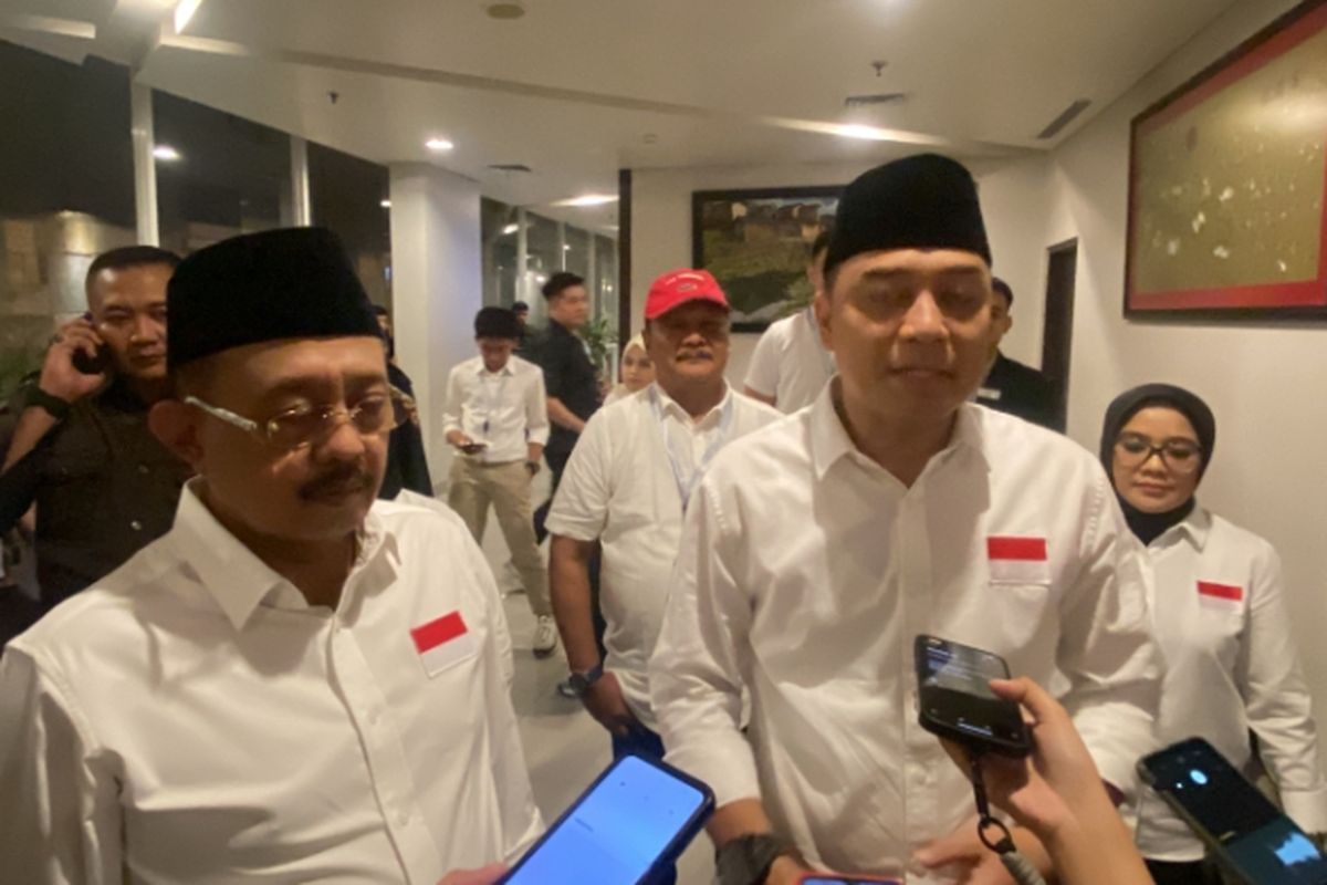 Paslon tunggal Pilkada Surabaya, Eri Cahyadi-Armuji, di Hotel Grand Mirama Darmo, Kamis (21/11/2024).