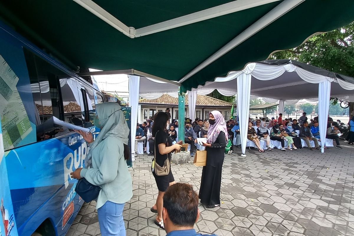 Suasana penukaran uang layak edar di halaman Masjid Gedhe Kauman Yogyakarta, Selasa (11/3/2025)