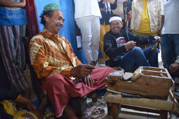 Cawagub Dedi Mulyadi, melihat secara langsung seorang perajin bambu membuat cinderamata gelang di Kabupaten Bandung, Senin (30/4/2018).