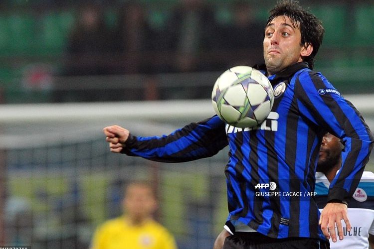 Striker Inter Milan, Diego Milito, mengontrol bola pada laga Liga Champions kontra Lille, 2 November 2011.