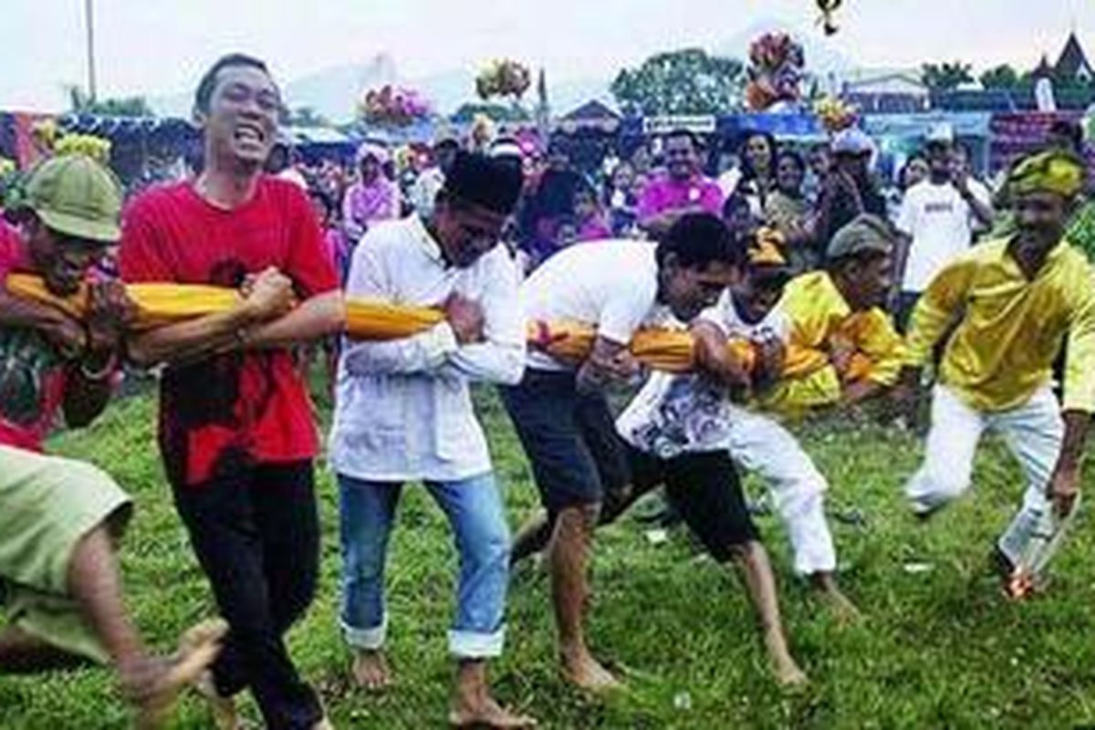 Pertunjukan tradisional baramasuwen (bambu gila) menjadi atraksi dalam Legu Gam Moloku Kie Raha 2010 atau Pesta Rakyat Maluku Utara 2010 di Lapangan Ngara Lamo, Ternate, Maluku Utara, Maluku, Rabu (7/4/2010). Meskipun diangkat oleh lima orang, bambu tersebut tidak bisa dikendalikan. Bambu itu mengikuti gerak dari sang pawang yang memberikan kekuatan magis pada benda tersebut. 