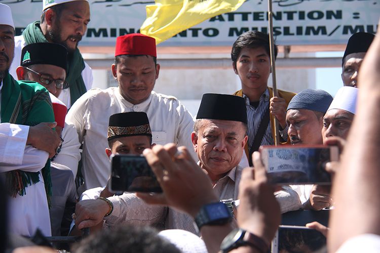 Sebanyak 147 ormas dan LSM di Aceh yang tergabung dalam Aliansi Pencinta Syariat Islam melakukan aksi unjuk rasa di depan Masjid Raya Baiturrahman, Banda Aceh usai palaksanaan Shalat Jum’at, (02/02/18).  aksi yang diikuti seratusan massa yang datang dari berbagai daerah di Aceh itu digelar sebagai bentuk dukungan terhadap AKBP Untung Suryanata, Kapolres Aceh Utara yang belakangan  mendapat sorotan  dan kritikan dari aktivis HAM dan pendukung LGBT baik di Indonesia maupun luar Negeri karena merazia 12 waria dan melakukan pembinaan dengan cara mencukur rambut.