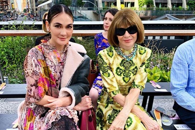 Luna Maya bersama Anna Wintour saat menghadiri New York Fashion Week.