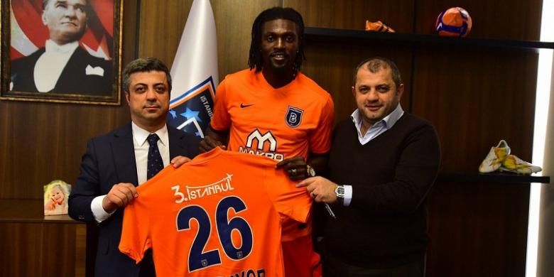 Penyerang asal Togo, Emmanuel Adebayor (tengah), diperkenalkan sebagai pemain baru Istanbul Basaksehir pada Selasa (31/1/2017).