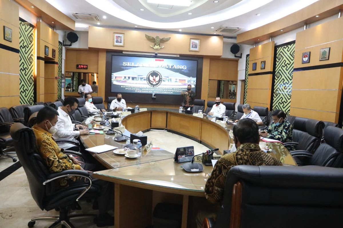 Menteri Koordinator Bidang Politik, Hukum, dan Keamanan (Menko Polhukam) menggelar rapat koordinasi (rakor) dengan Komisi Pemberantasan Korupsi (KPK) hingga Kejaksaan Agung (Kejagung) di kantor Kemenko Polhukam, Jakarta, Rabu (2/8/2020).