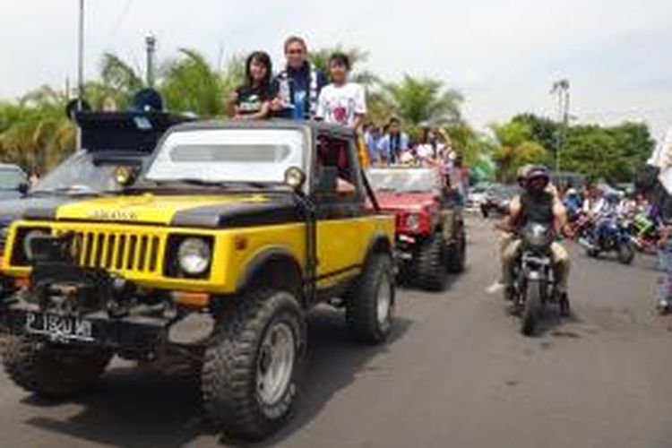 Paulo Oktavianus Sitanggang (tengah) berada di atas mobil. Dia bersama pemain timnas lainnya, diarak keliling kota Jember, Jawa Timur, Senin (28/10/13)