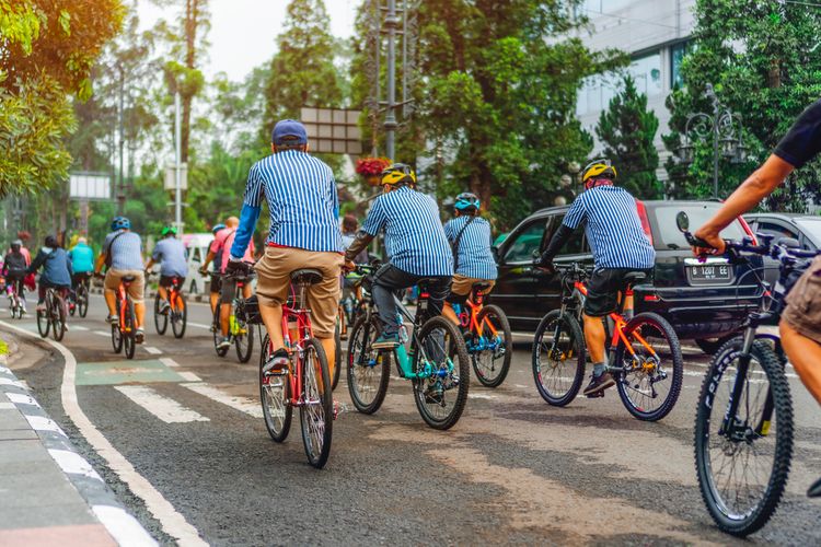 Para pesepeda melintasi Jalan Dago menjadi salah satu tempat wisata Bandung dekat Gedung Sate yang bisa dijajal.