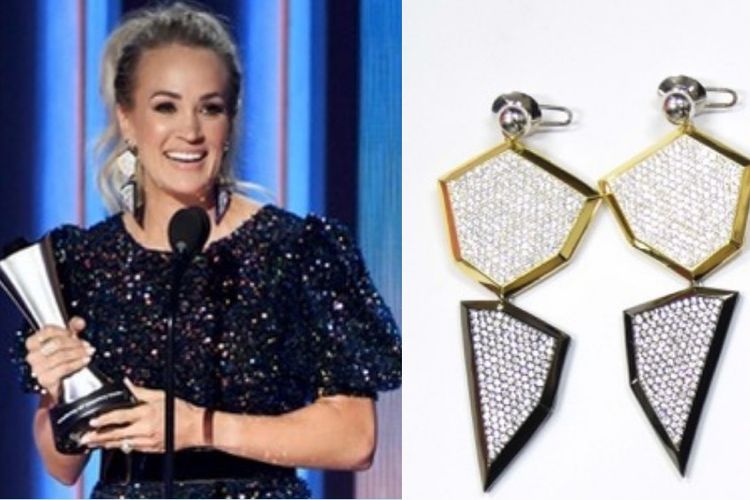 Musisi country Carrie Underwood mengenakan anting dari UBS Gold ketika menerima penghargaan kategori Entertainer of the Year (Penyanyi terbaik) di ajang Academy of Country Music Awards 2020