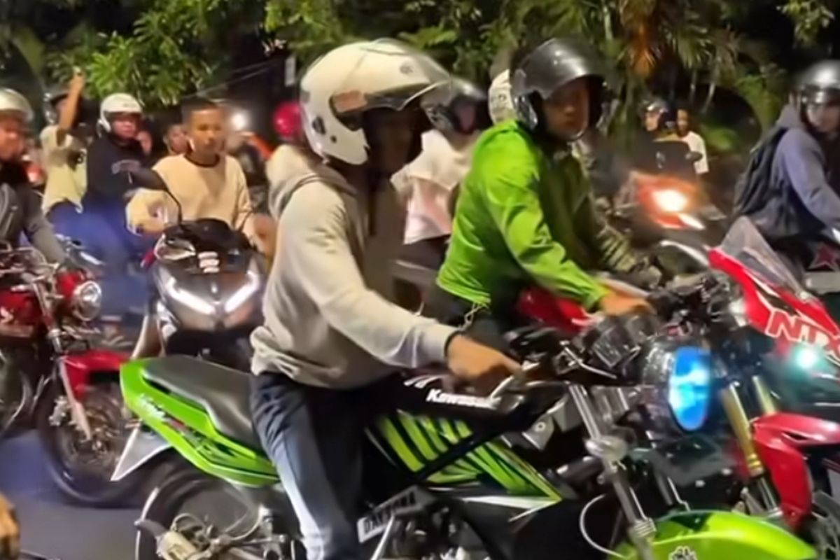 Sejumlah pemuda yang melakukan balap liar di jalan baru diaspal di Surabaya, Rabu (3/12/2025).