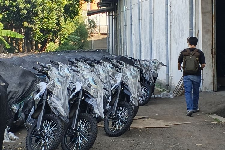 Status Ribuan Motor Listrik MBG di Sentul Masih Misteri, Kejari Bogor Turun Cek Gudang